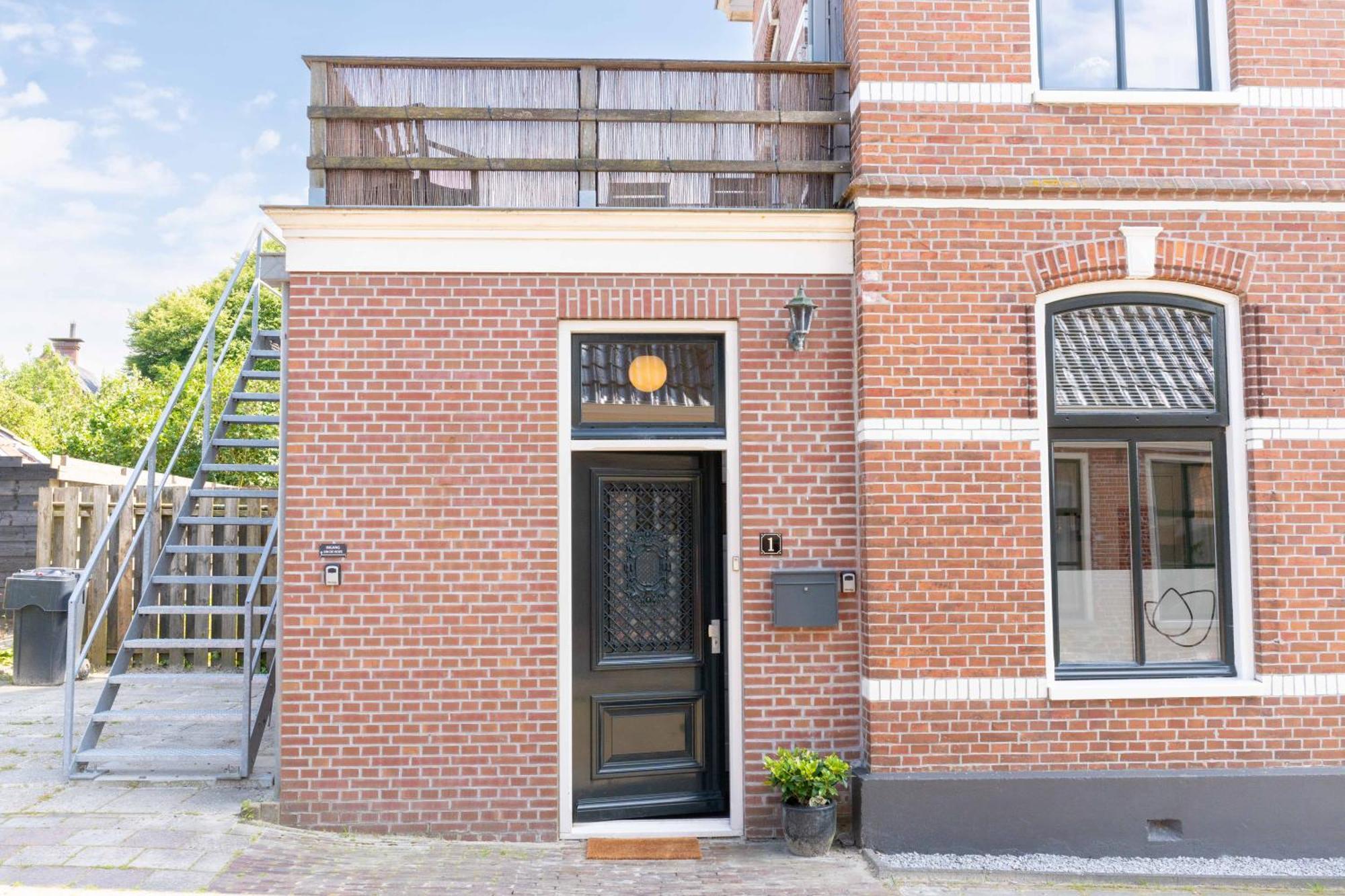 Sfeervol Verblijf In Oude Gemeentehuis Eenrum. Luaran gambar
